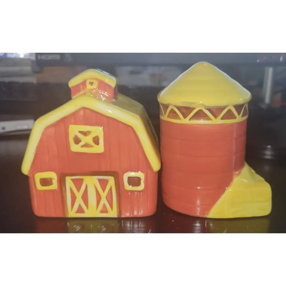 Vtg Ceramic John Deere Salt Pepper Shakers Barn Silo Red Yellow 2002 Orig. Box